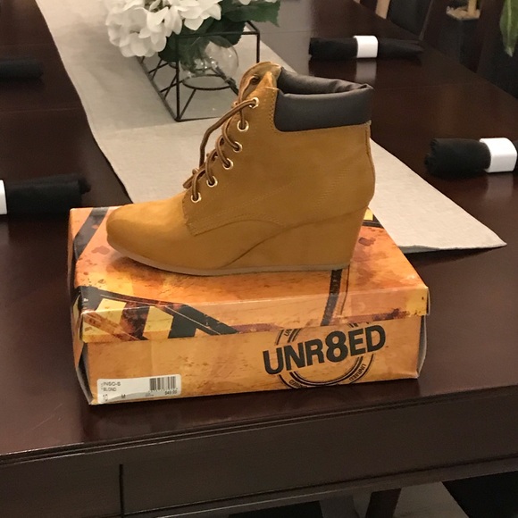 Boots size 10 - Picture 2 of 2